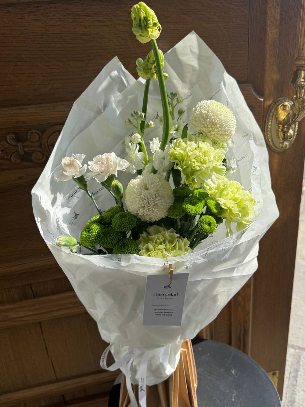 Кулек из диантусов, хризантемы, орнитогалума и маттиолы