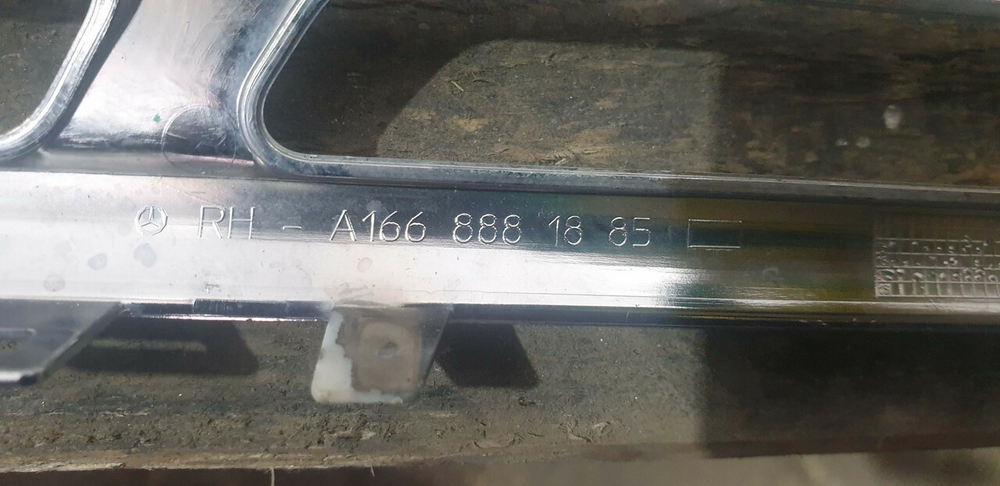 Молдинг решетки радиатора Mercedes GL GLS (X166) 15-19 Б/У Оригинал A1668881885