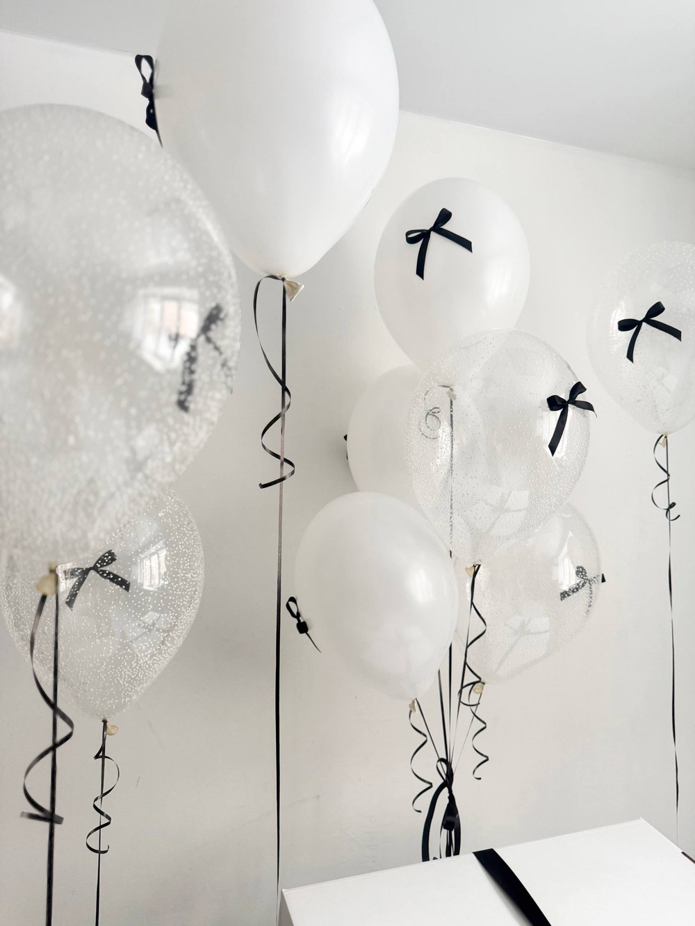 Воздушные гелиевые шарики с доставкой по Хабаровску коробка белая №4564