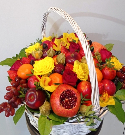 Большая корзина с фруктами, розами и орхидеями