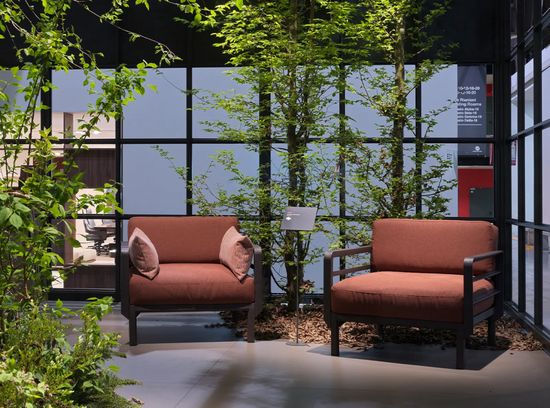 Кресло пластиковое с подушками Maximo Poltrona цвет терра/корица