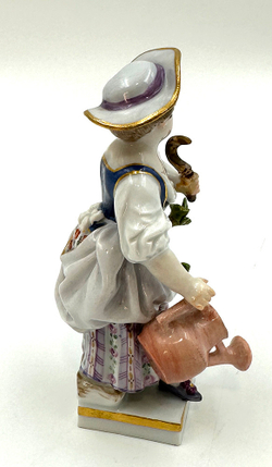 [Коллекционный предмет] Фарфоровая статуэтка "Девочка с серпом и лейкой". G4. Мейсен (Meissen)