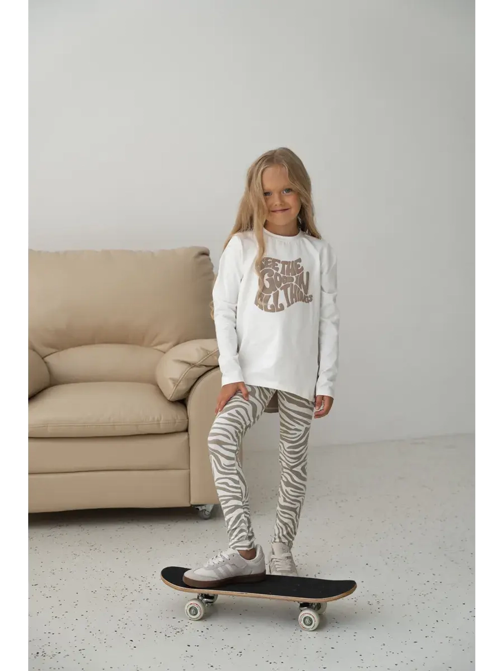 Бежевый костюм для девочки на осень