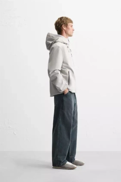 ZARA КУРТКА ИЗ ВЫСОКОТЕХНОЛОГИЧНОЙ ТКАНИ С КАПЮШОНОМ, СВЕТЛО-СЕРЫЙ