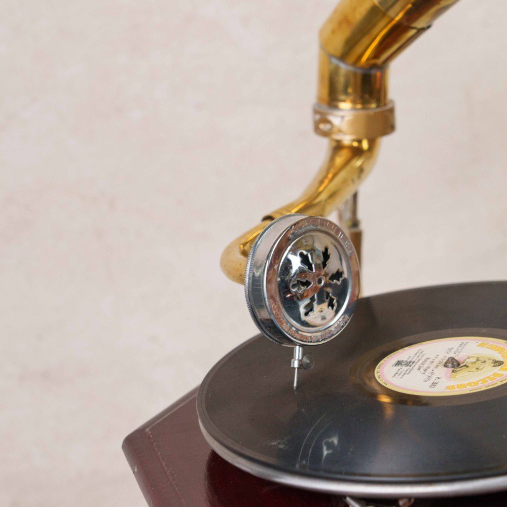 Граммофон с всадниками