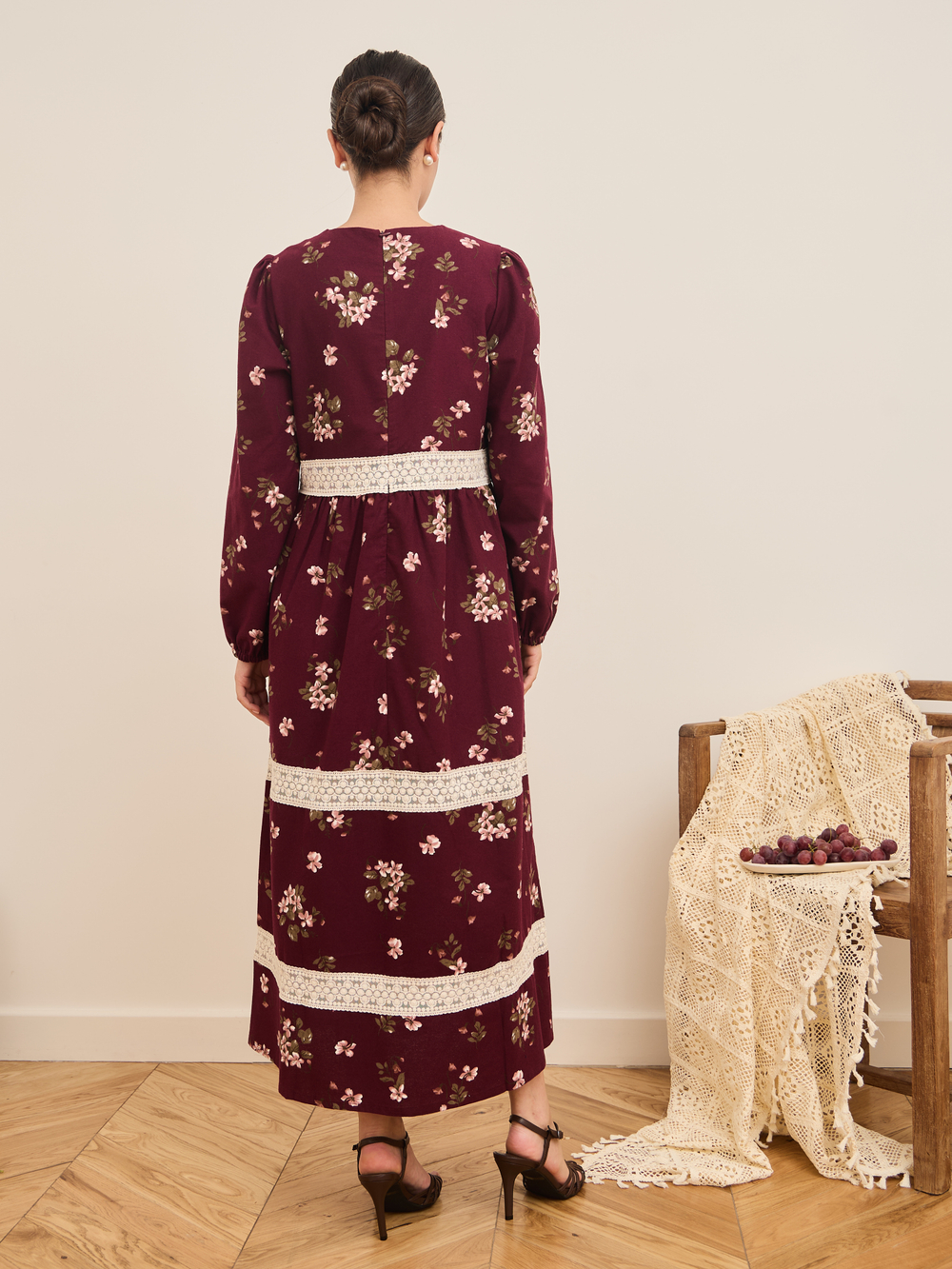 Платье с кружевными вставками