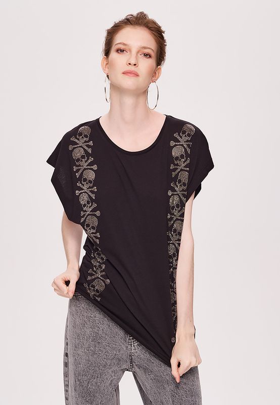 Футболка с черепами по бокам