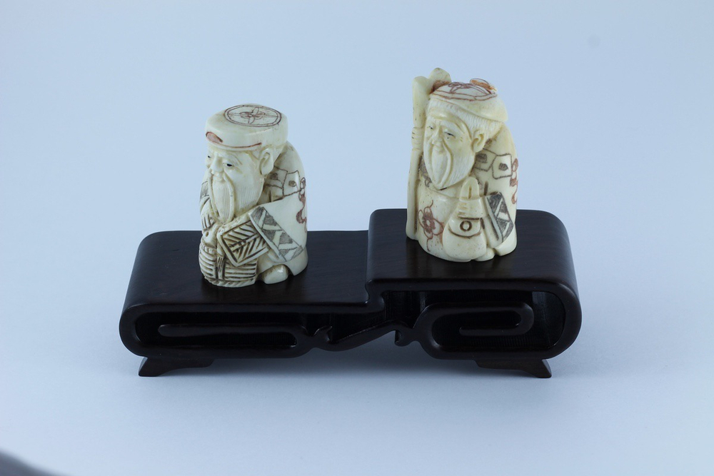 Сет нэцкэ Дзюродзин и Фукурокудзю на подставке