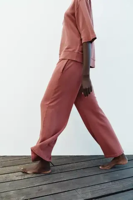 ZARA ШИРОКИЕ БРЮКИ ИЗ ТКАНИ С ЭФФЕКТОМ ПОТЕРТОСТИ, ЦВЕТ БУРГУНДСКОГО ВИНА