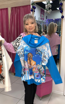 Яркий принтовый джемпер-толстовка с капюшоном