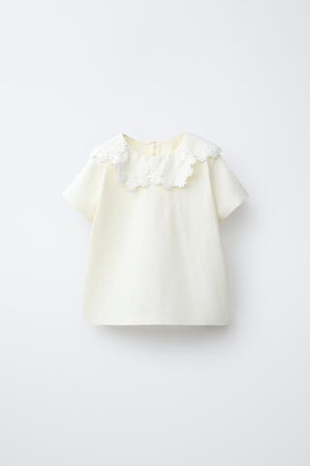 ZARA ФУТБОЛКА С ОТЛОЖНЫМ ВОРОТНИКОМ И МАРГАРИТКАМИ, ЭКРЮ