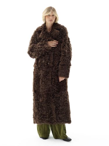 Длинная шуба из овчины шоколадного цвета