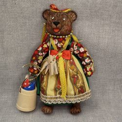 Ёлочная игрушка Медведица "Маша" прачка