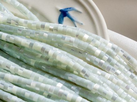 Нить бусин из перламутра 4мм (мятно-голубой)