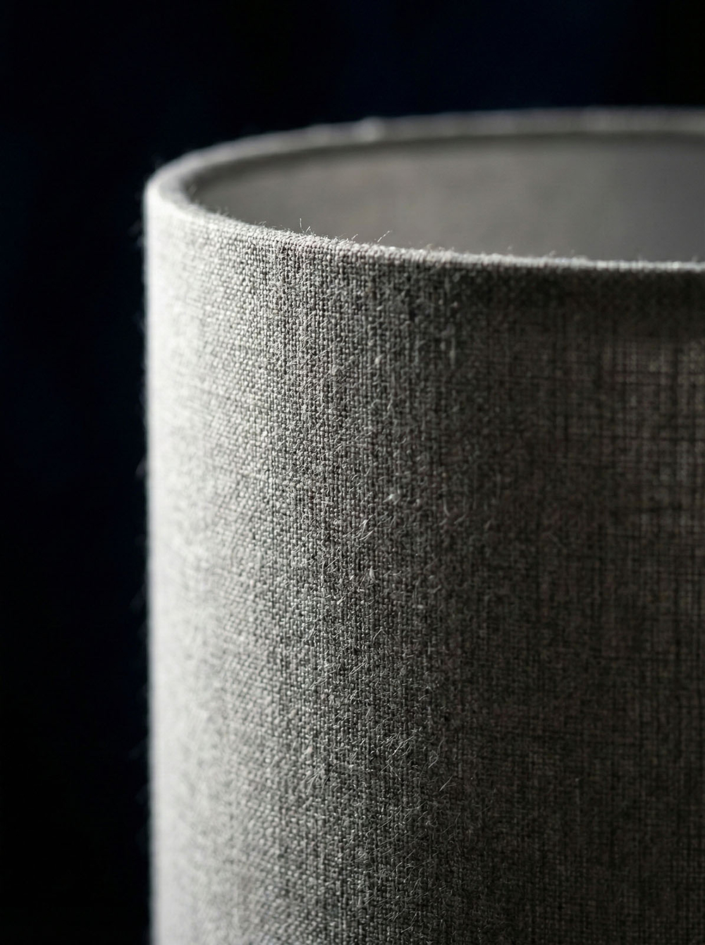 Текстура натурального льна абажура торшера Tower крупным планом