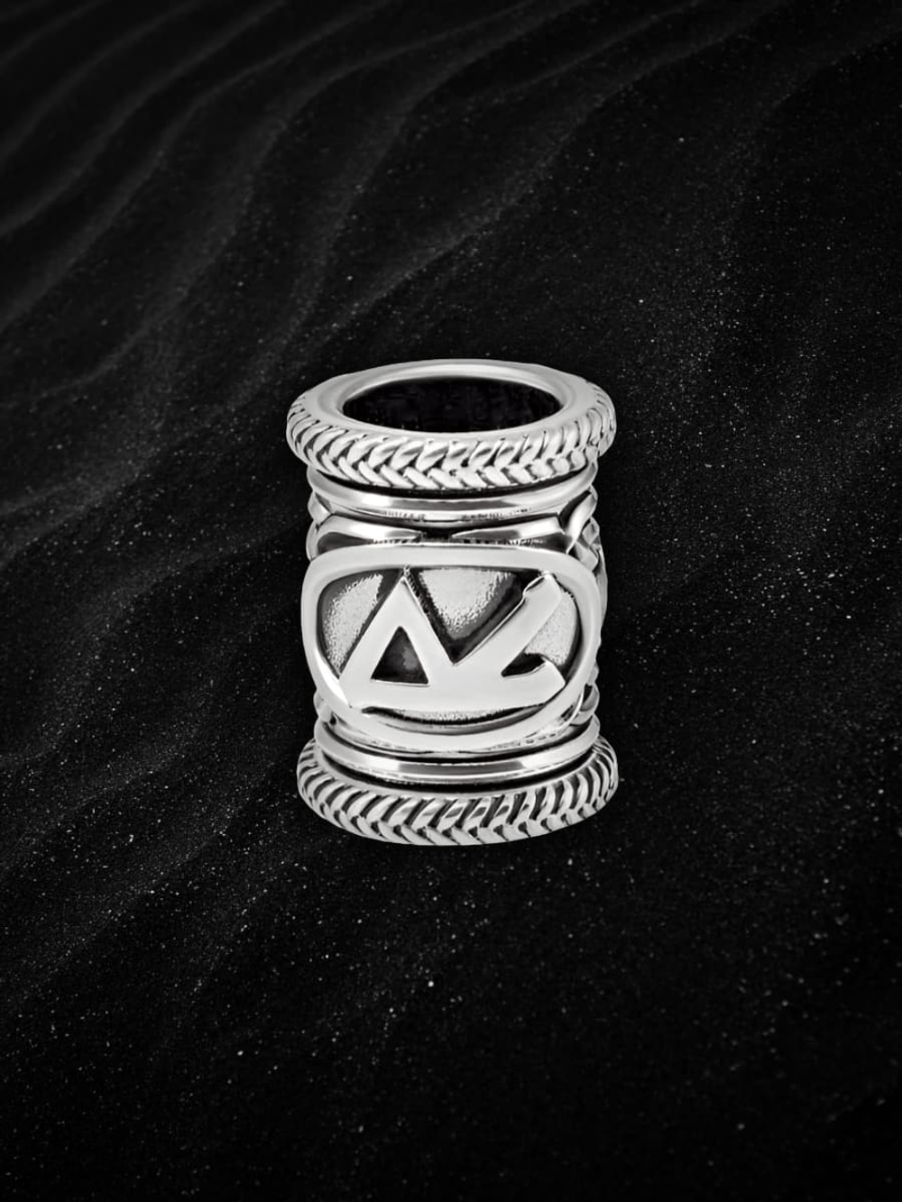 Изображение с серебряным шармом с руной Райдо скандинавский талисман оберег ручная работа тёмный фон