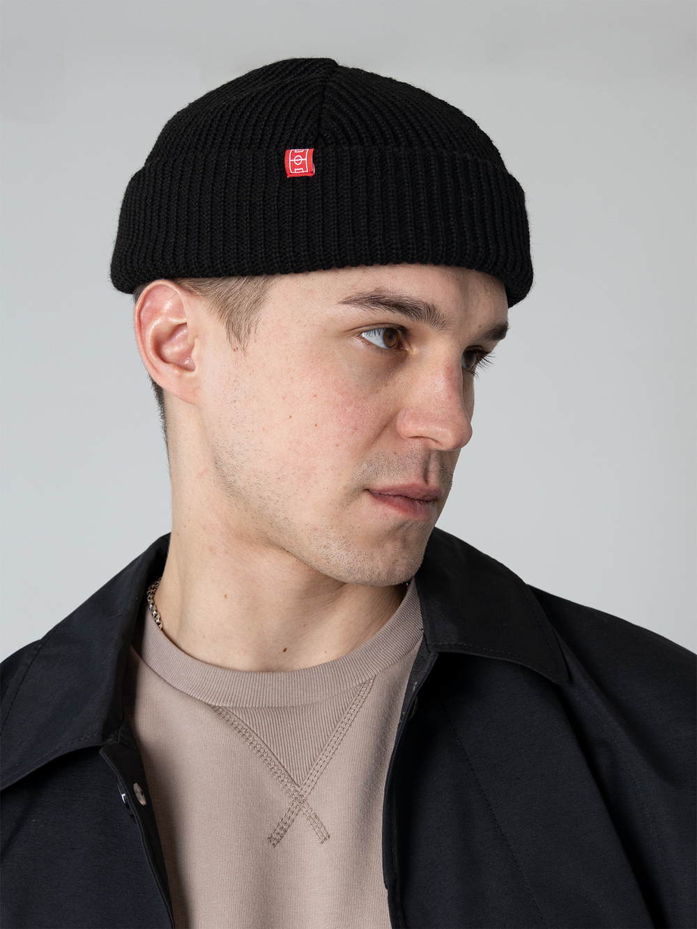 Шапка укороченная черная Город Горький