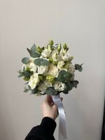 Свадебный букет из лизиантуса, диантусов и эвкалипта