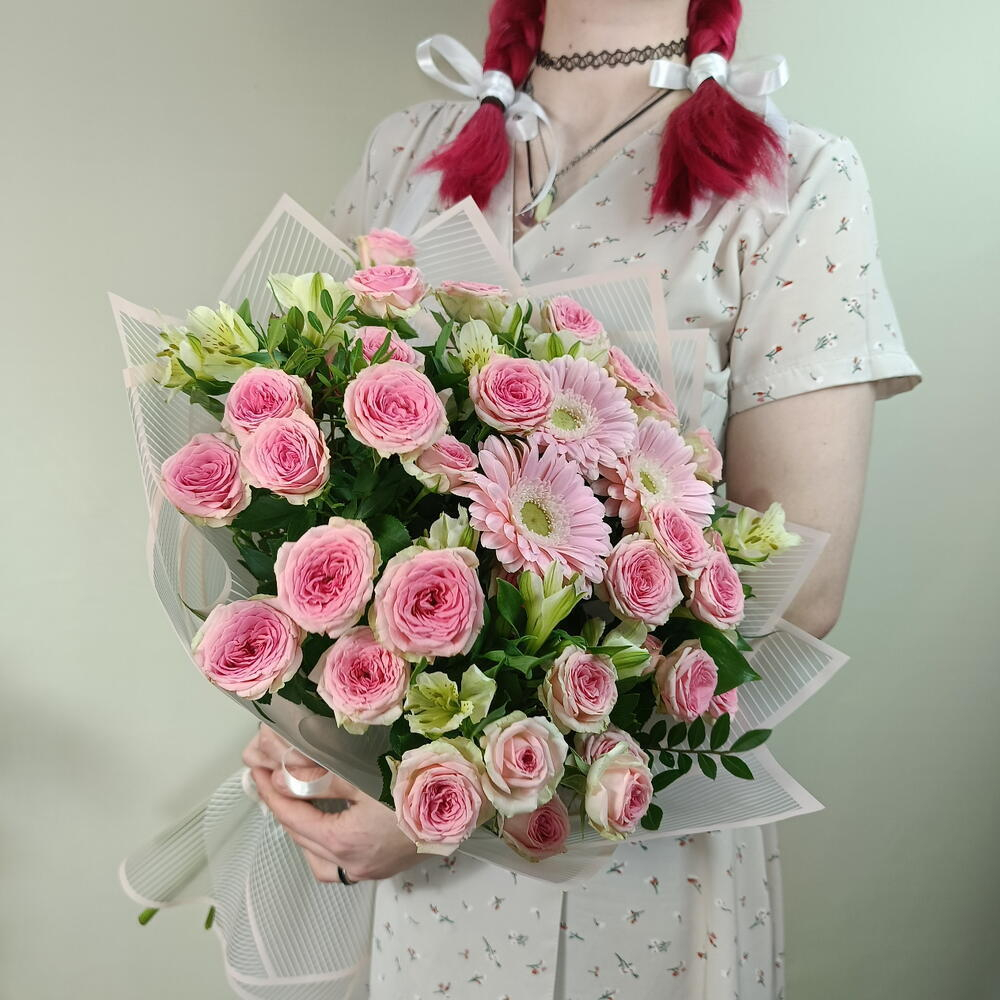 Букет из розовых кустовых роз, белой альстромерии и гербер