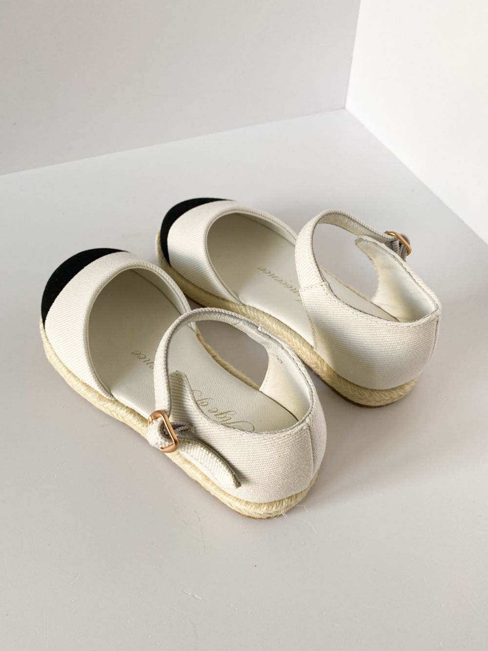 Новые текстильные босоножки  Age of Innocence, 26