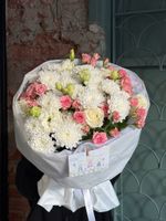 Букет из кустовой пионовидной розы, одноголовых роз, лизиантуса и хризантемы