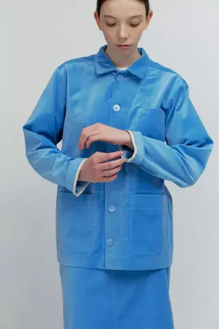 Верхняя рубашка с карманами из голубого бархата