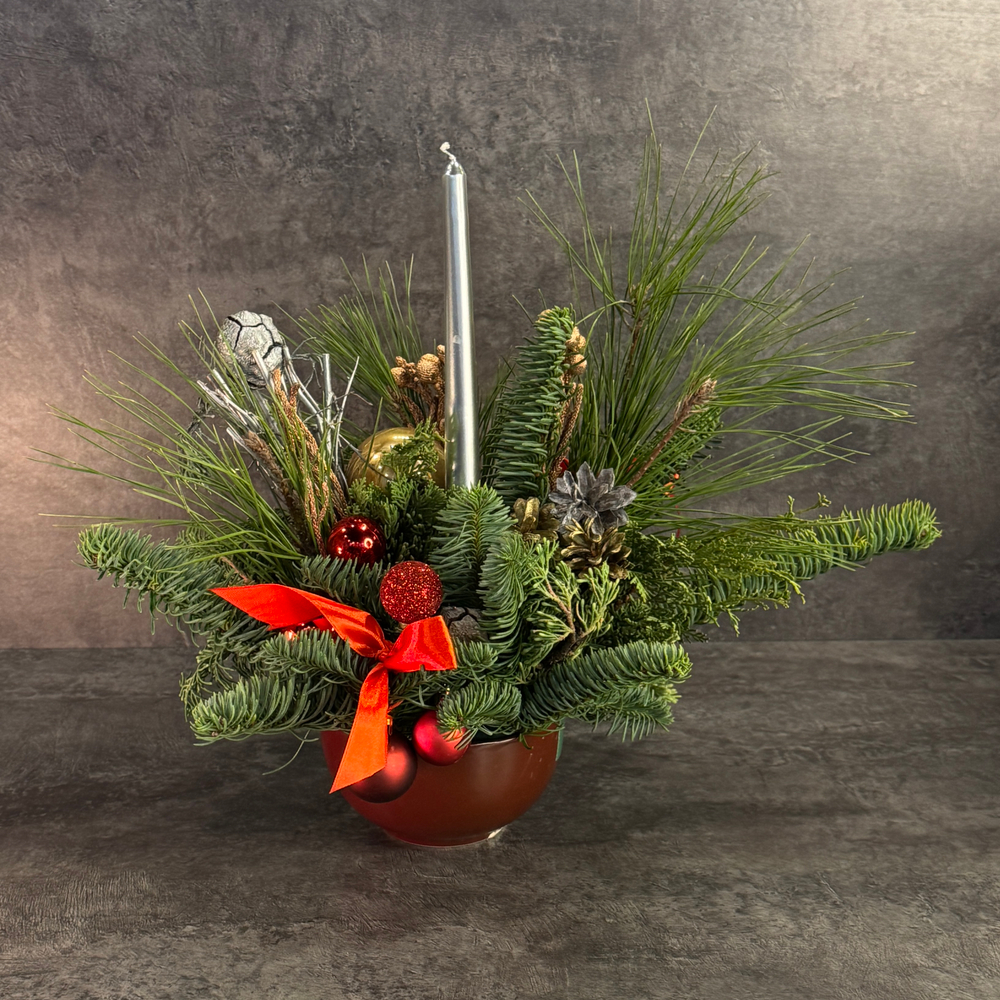 Рождественская композиция в керамической миске со свечкой