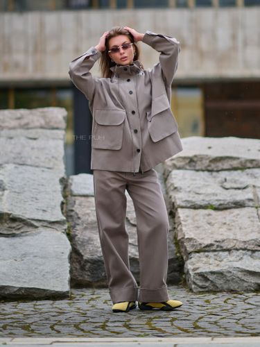 Серый костюм из объемной куртки и брюк