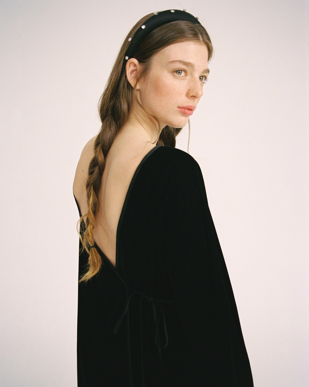 Платье с запахом на спине и длинным рукавом из бархата "Пока часы 12 бьют"