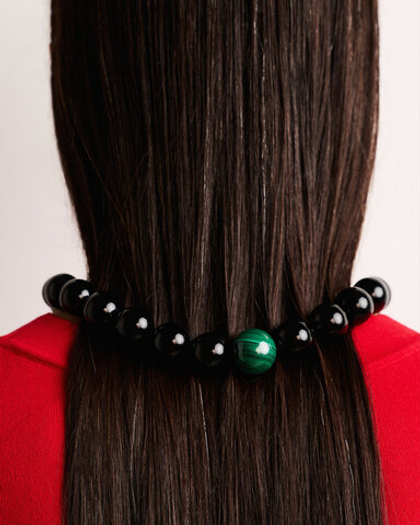 Бусы из черного агата с акцентной бусиной из малахита