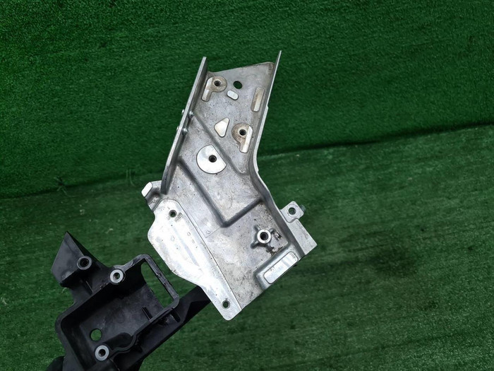 Кронштейн передней панели Mercedes E w213 (16-23)