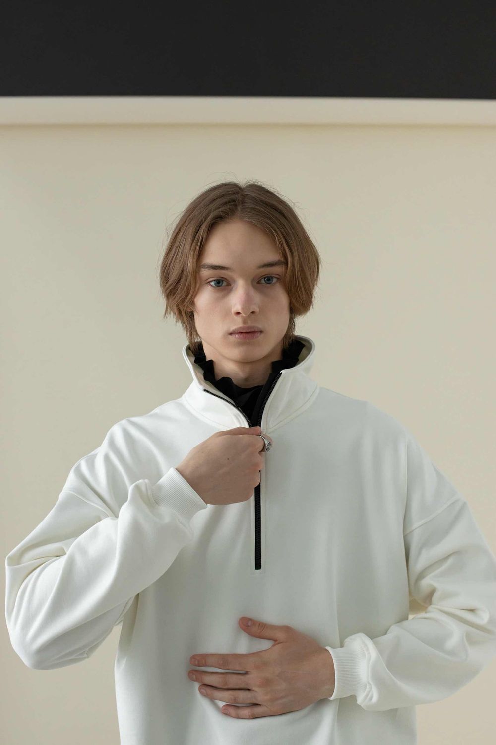 Толстовка MOE ZIP с высоким воротом Молочная