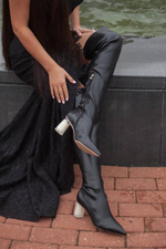 Женские чёрные ботфорты с жемчужным каблуком