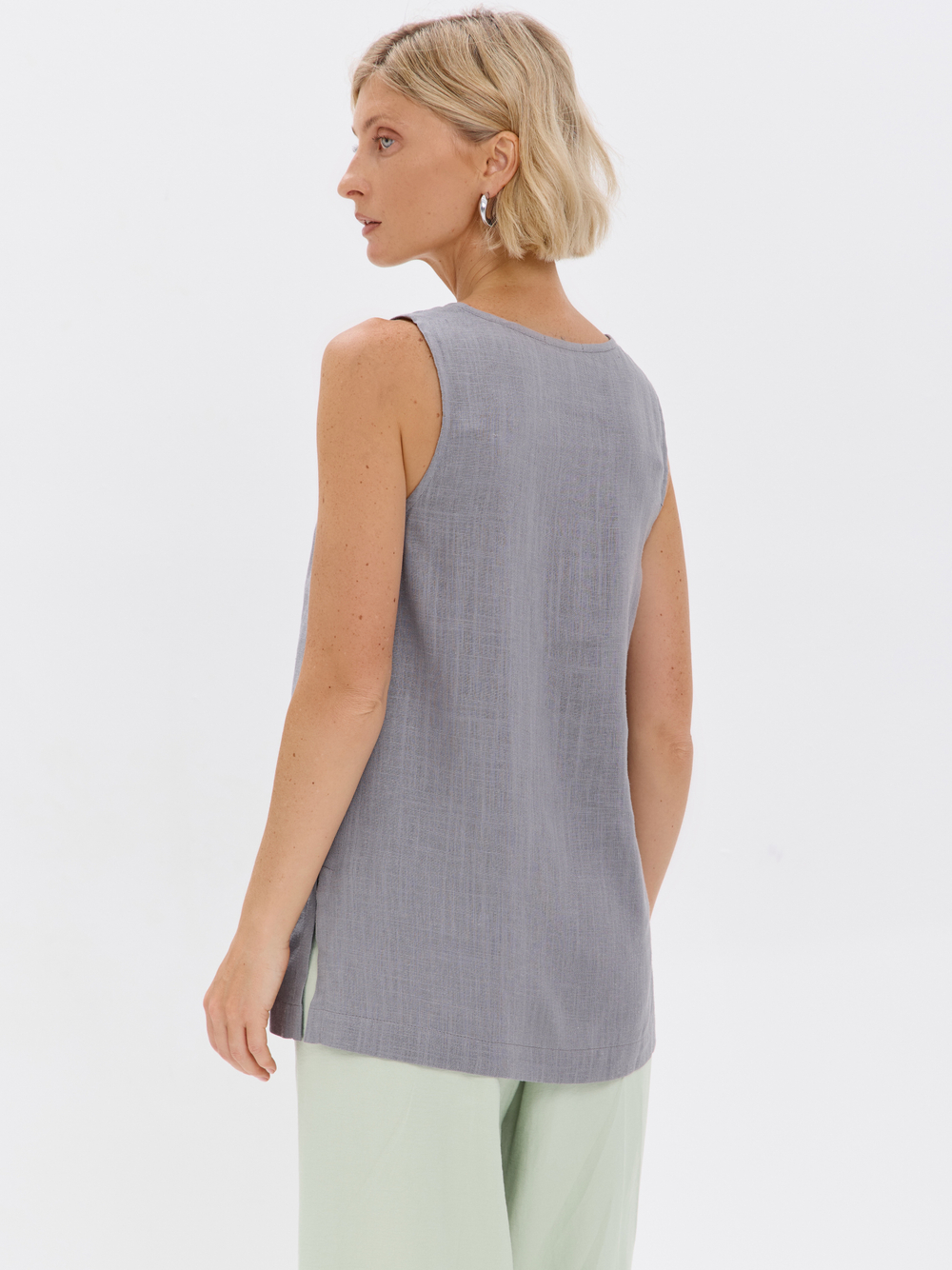 Удлиненный топ из льна с V-вырезом