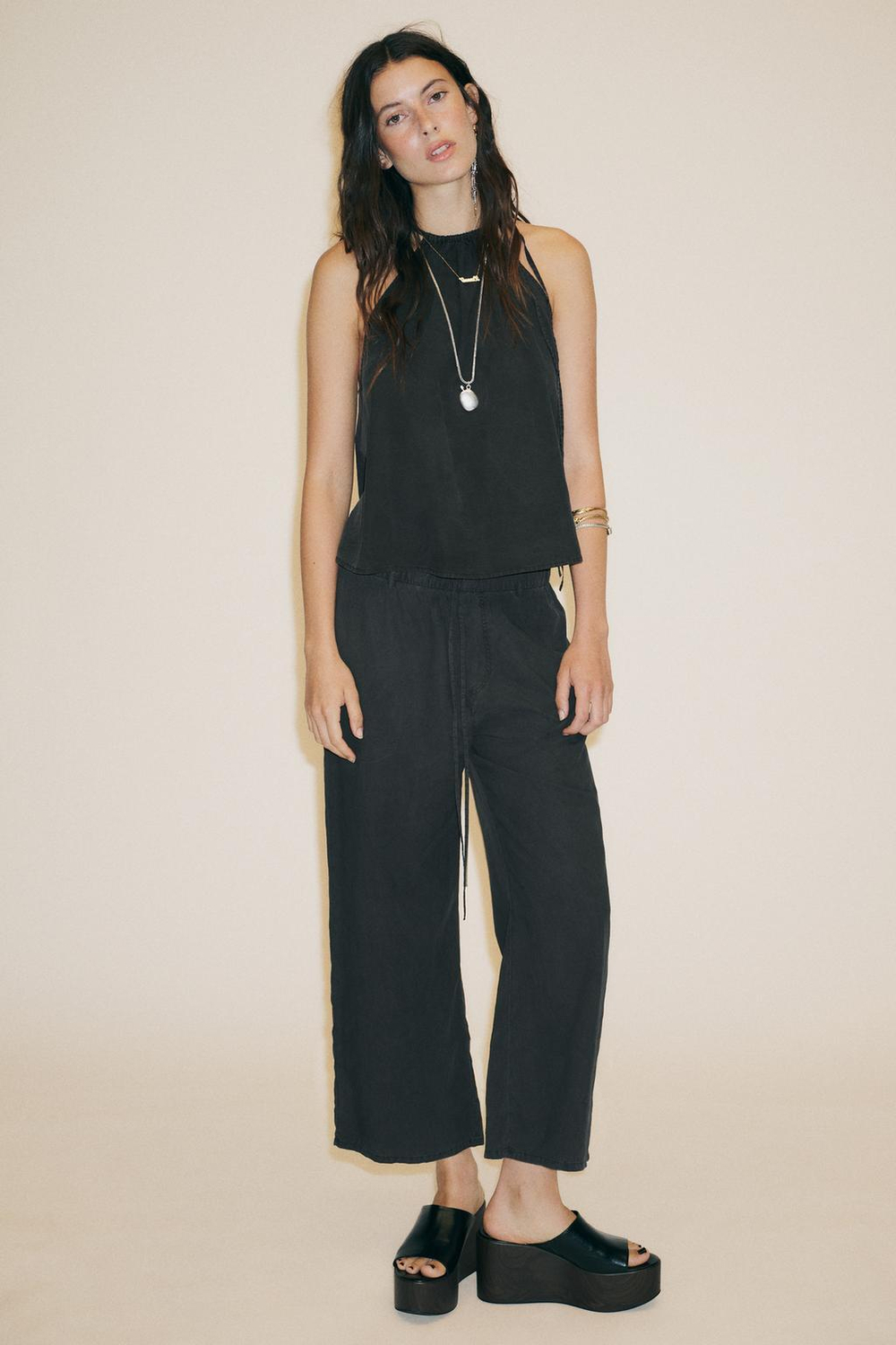 ZARA ТОП ИЗ СТРУЯЩЕЙСЯ ТКАНИ С ГОРЛОВИНОЙ ХАЛТЕР, ЧЕРНЫЙ