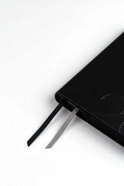 Ежедневник датированный 2026 ESCALADA, #ДУМАЙ КАК МИЛЛИАРДЕР, А6+, 176 л., арт. 70301/ 20 ЛЕЗЕРЕТТО ЧЁРНЫЙ (кожзам: 126x174 мм, мягкий переплёт, материал обложки: искусственная кожа "Лезеретто"; декор: блинтовое тиснение; способ крепления блока: нитк