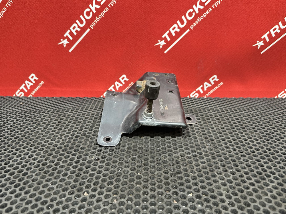 Кронштейн замка капота левый