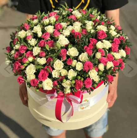 Белые и розовые кустовые розы в коробке