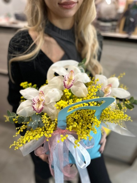 Ароматная мимоза в компании шикарных орхидей