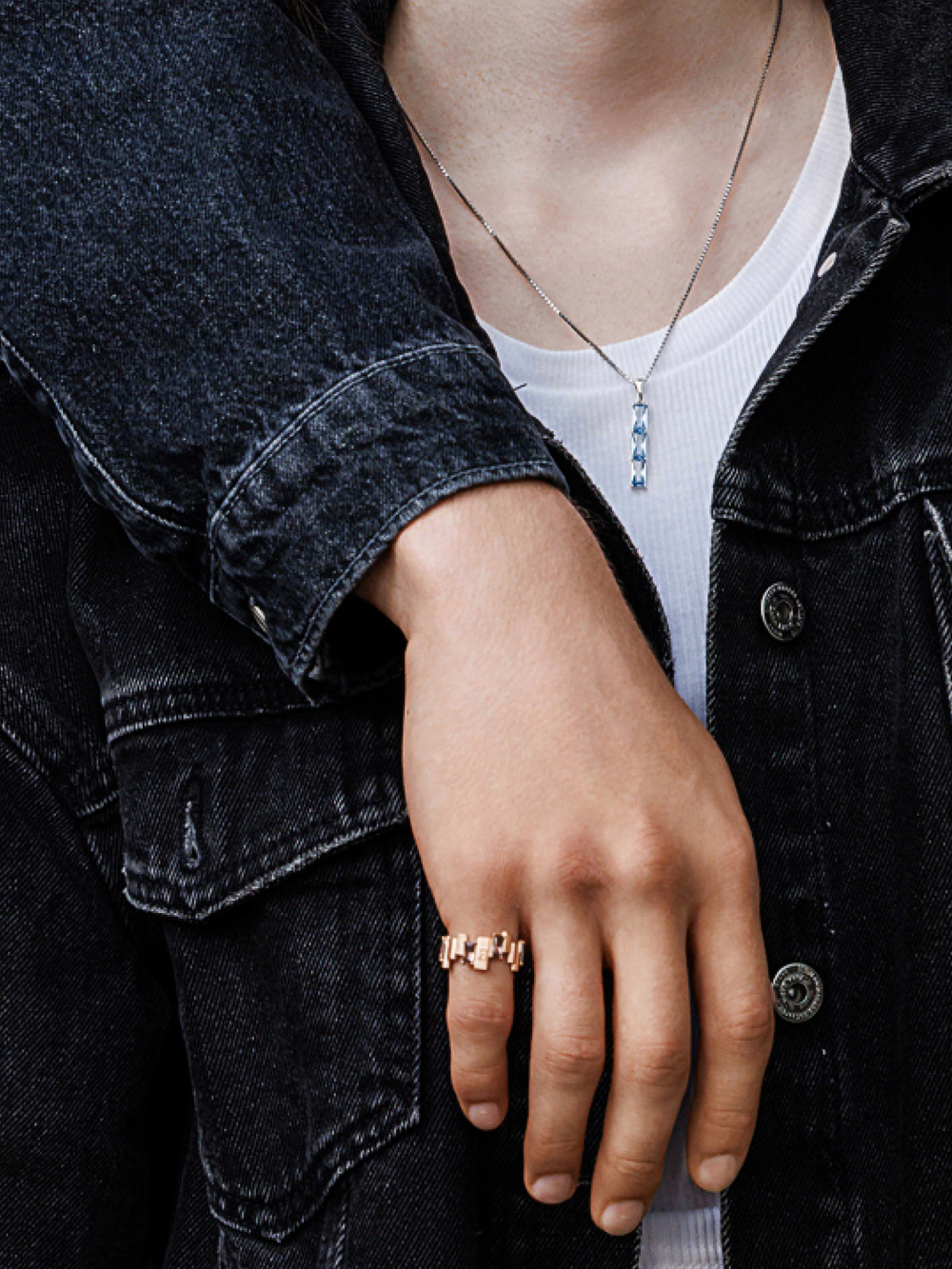 Подвес из серебра со вставками из выращенной шпинели