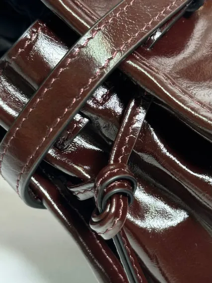 Маленькая кожаная сумка Prada через плечо, темно-коричневый