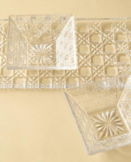 ZARA HOME БЛЮДО С ТРЕМЯ РЕЛЬЕФНЫМИ МАЛЕНЬКИМИ ПИАЛАМИ, ПРОЗРАЧНЫЙ