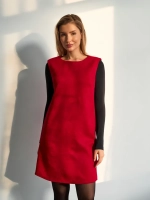 Красное женское платье-сарафан из экозамши с черными боковыми вставками