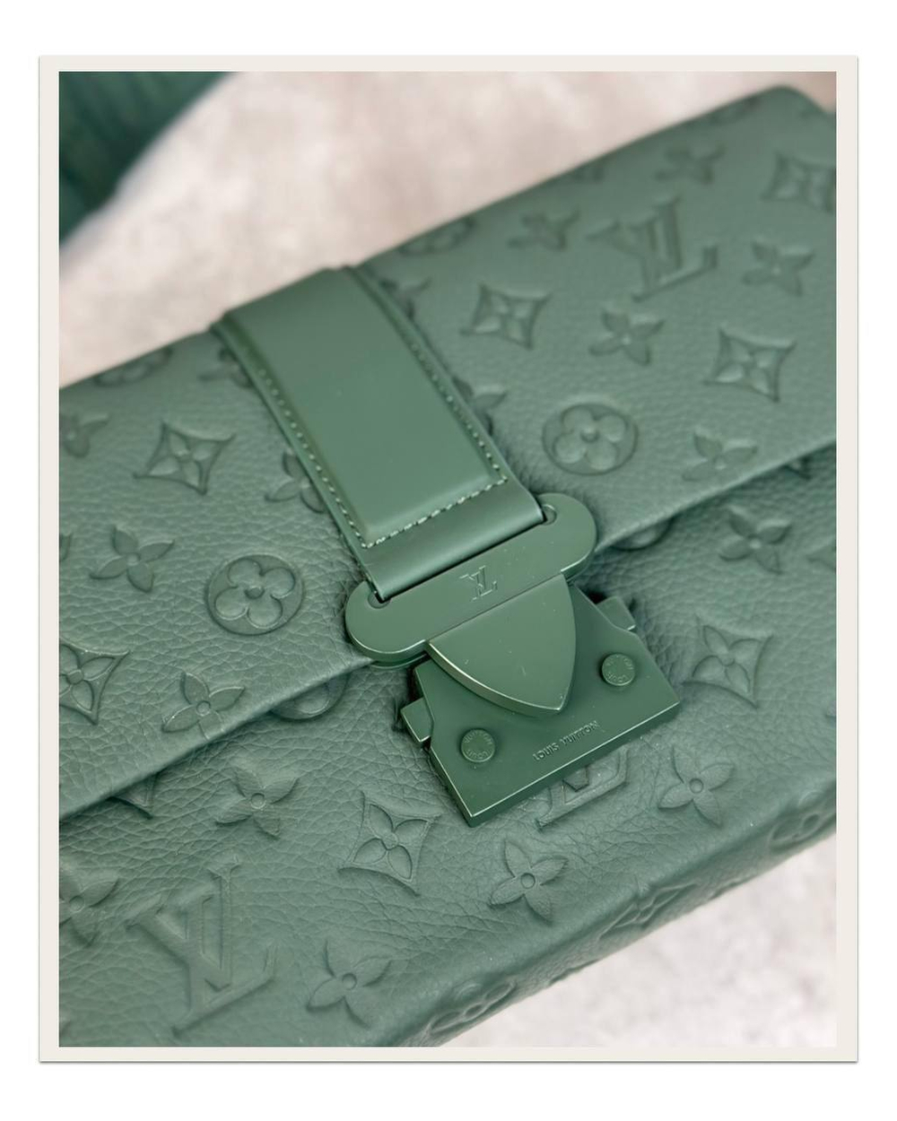 Сумка-мессенджер Louis Vuitton