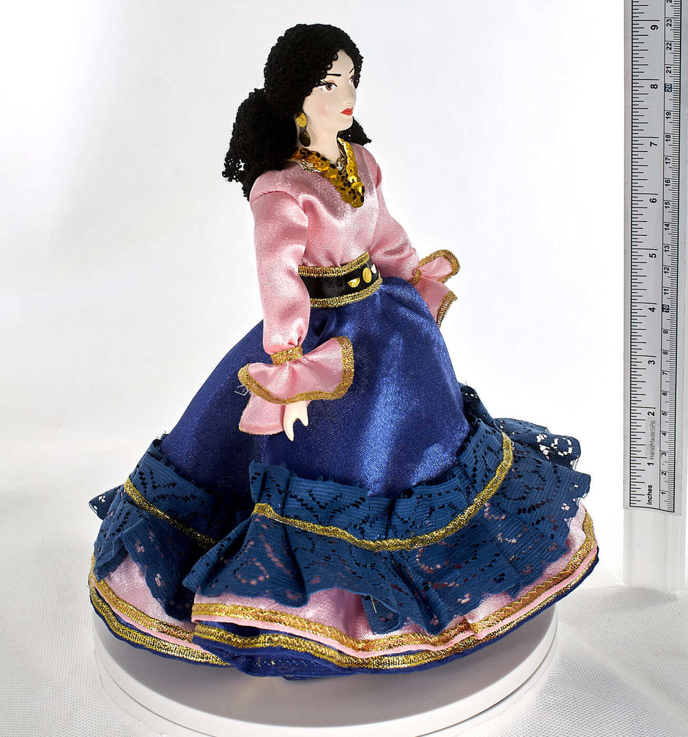 Фарфоровая кукла коллекционная Цыганка Кармен