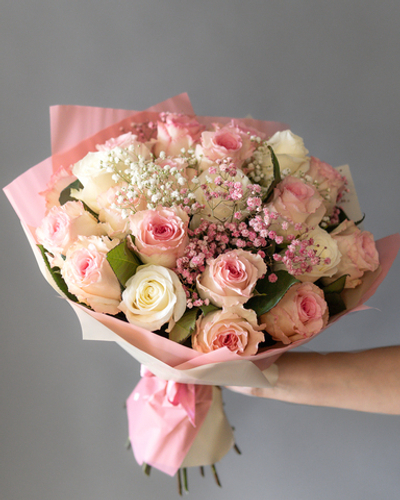 Букет из белых и розовых роз