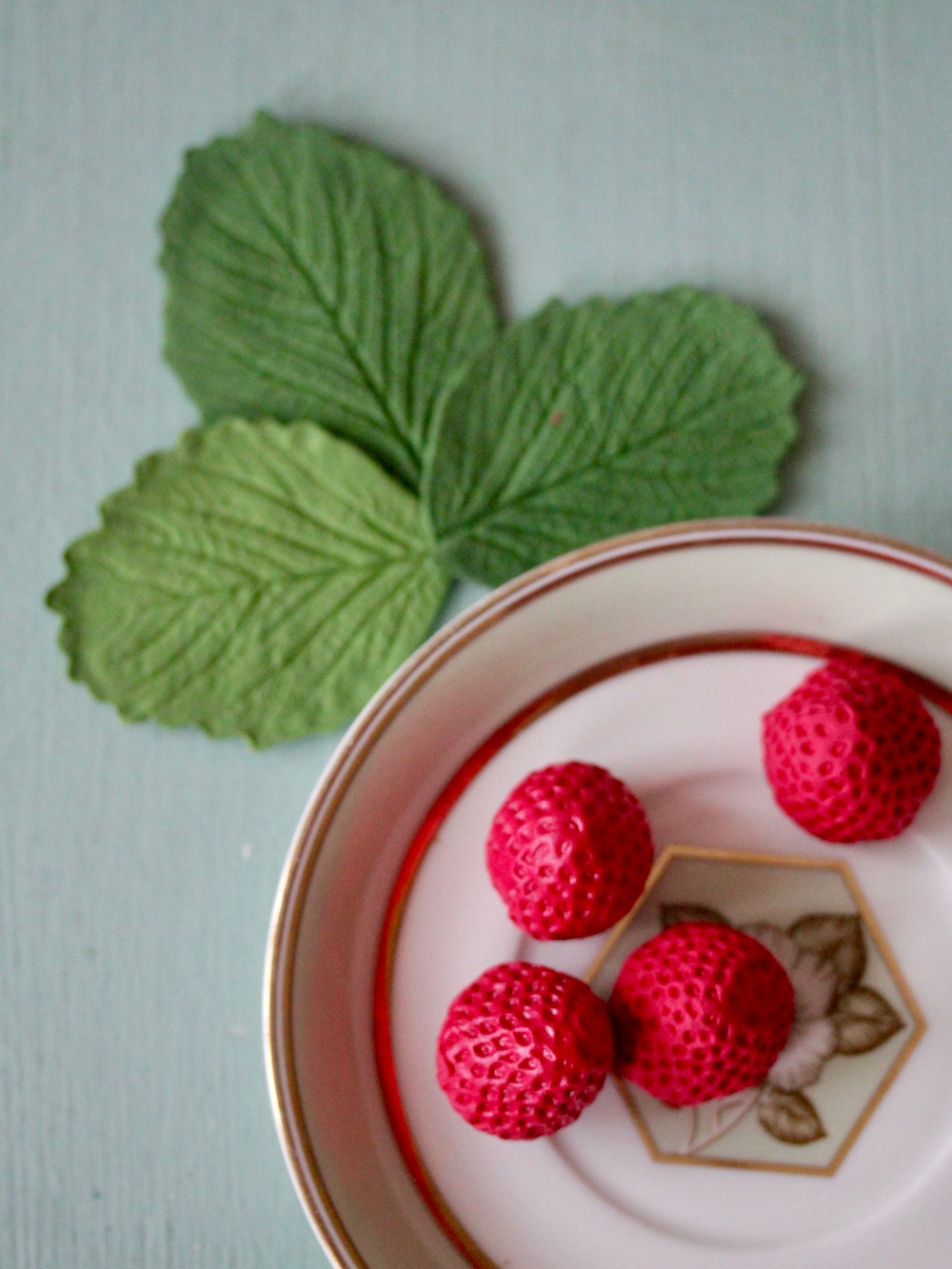 Молды силиконовые для лепки Клубники и земляники: листик с контуром и ягодки 4 шт / фактурная форма для листьев из полимерной глины, холодного фарфора, воска и фоамирана