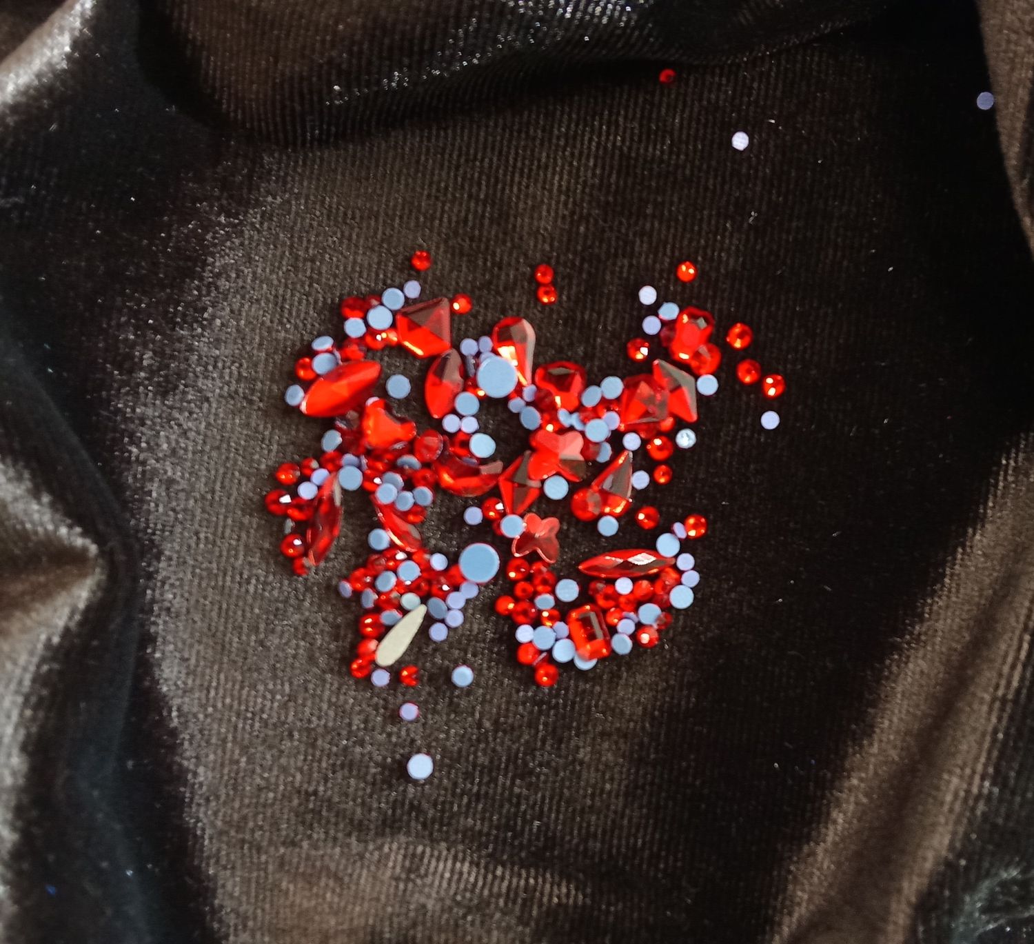 Стеклянные стразы  (размер микс) 180шт, цвет красный