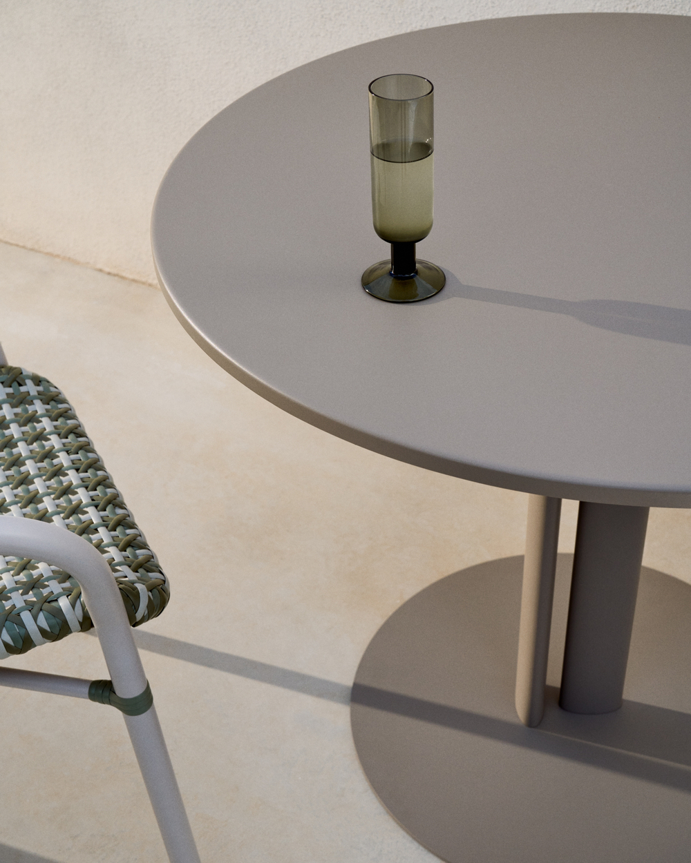 Уличный стол Sedalis из стали со столешницей из серо-коричневого алюминия Ø80 см