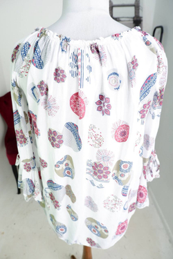 Блузка приятной расцветки, визуально на 46 размер